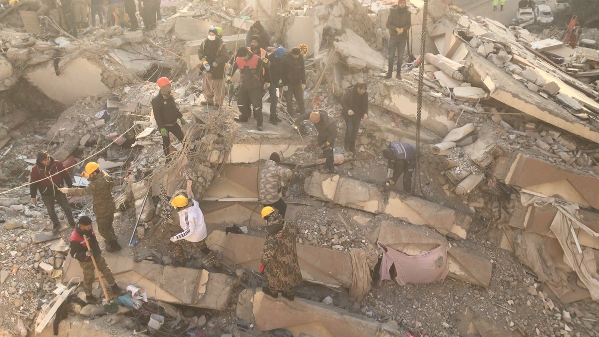 #ebrarsitesi #ebrarsitesiZblok Z blokta enkaz altında kalanların yakınları ekipmansız canları kurtarmaya çalışıyor ÇÜNKÜ PROFESYONEL EKİP YOK. EKİPMAN YOK. BARET LAZIM KASK LAZIM. SES GELDİ ÇALIŞMA LAZIM <a href="/AFADBaskanlik/">AFAD</a> <a href="/DepremDairesi/">AFAD Deprem</a> <a href="/yagizsenkal/">yağız şenkal</a> <a href="/ntv/">NTV</a> <a href="/HaberturkTV/">Habertürk TV</a> <a href="/Haberturk/">Habertürk</a>