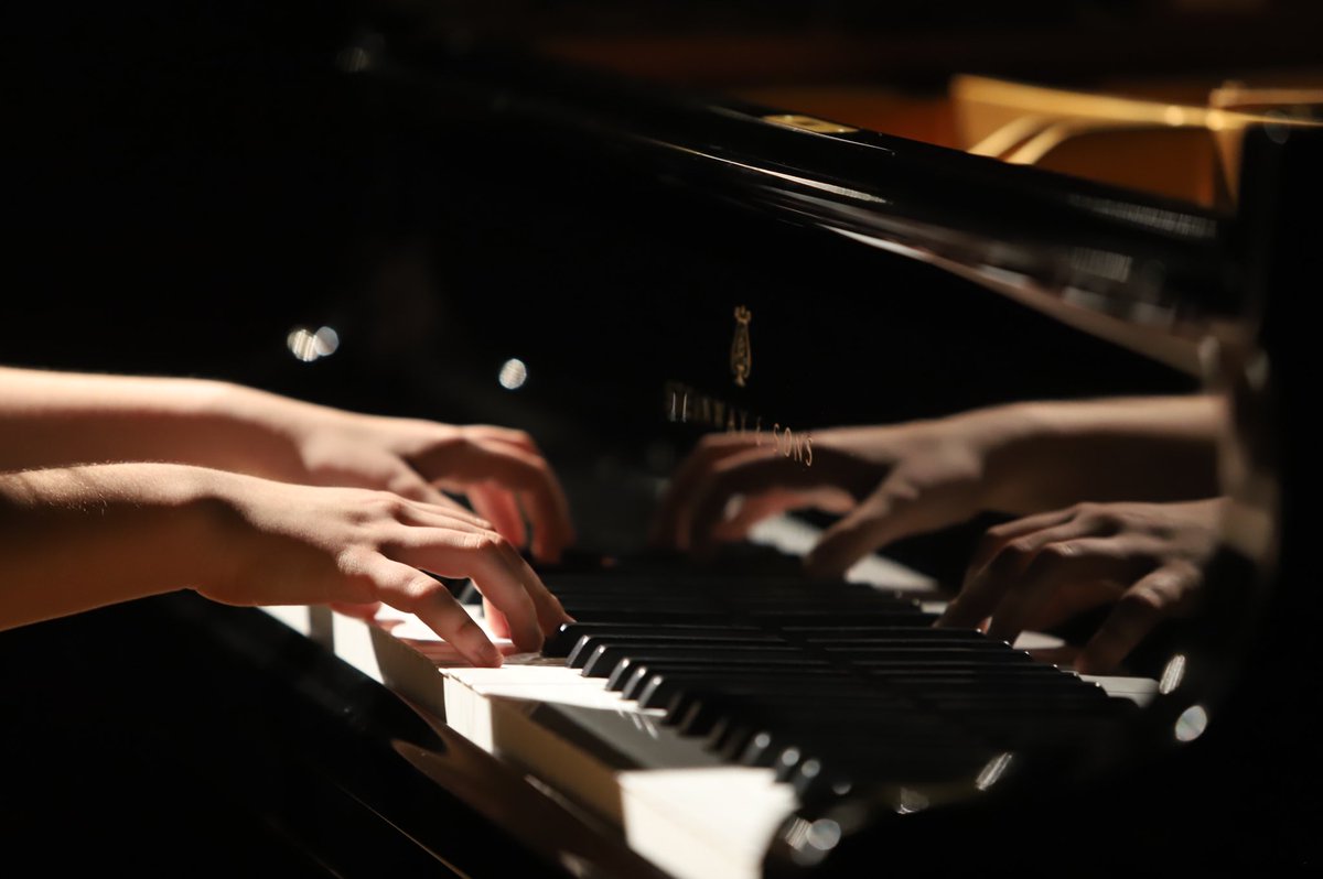 LourdesAGlez's tweet photo. Grandes ovaciones se llevó @DanielaLiebman por su extraordinaria interpretación del concierto para piano en la menor Op. 7 de Clara Schumann con la @FilarmonicaJal, dirigida por el Mtro. @jlcastillodir. https://t.co/L2RKSYibld