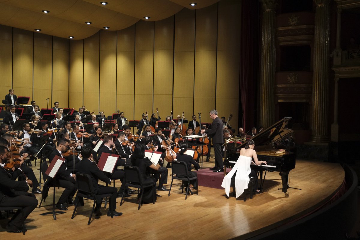 LourdesAGlez's tweet photo. Grandes ovaciones se llevó @DanielaLiebman por su extraordinaria interpretación del concierto para piano en la menor Op. 7 de Clara Schumann con la @FilarmonicaJal, dirigida por el Mtro. @jlcastillodir. https://t.co/L2RKSYibld