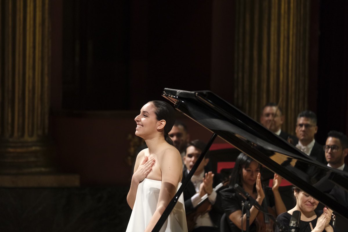 LourdesAGlez's tweet photo. Grandes ovaciones se llevó @DanielaLiebman por su extraordinaria interpretación del concierto para piano en la menor Op. 7 de Clara Schumann con la @FilarmonicaJal, dirigida por el Mtro. @jlcastillodir. https://t.co/L2RKSYibld