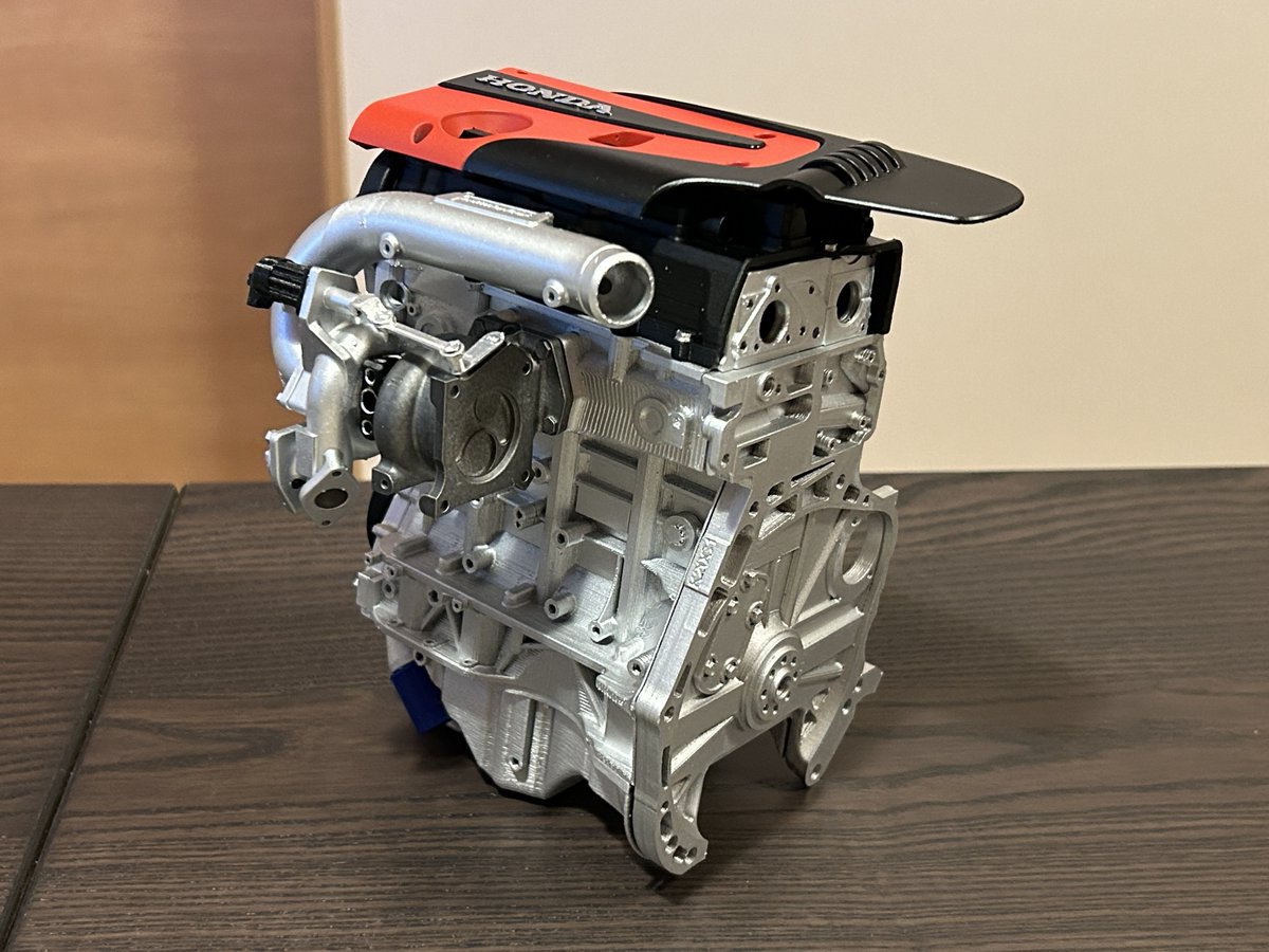 Graphite_One's tweet photo. 1/4 K20C1と1/18 FK8(AUTOart)を並べてみました。送料込みで約¥26,000(168.8ユーロ+通関時の関税)かかりましたので「価格に見合うか?」と言われれば正直悩むのですが、私としては「ロマン」をヒシヒシと感じるので、まあ良しとします笑😅
#FL5 #FK8 #civictyper #シビックタイプR #dbsWORKS https://t.co/A2fOMDmlEP