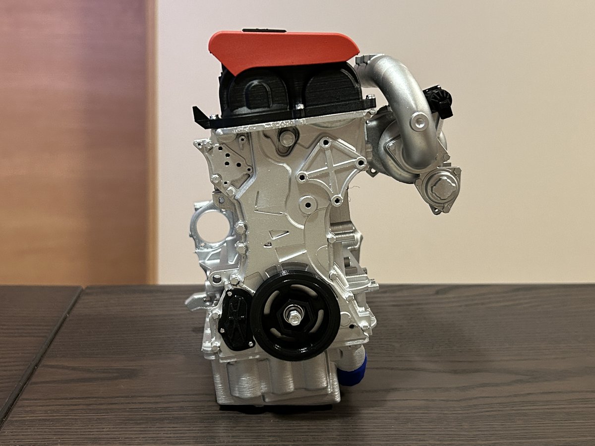 Graphite_One's tweet photo. 1/4 K20C1と1/18 FK8(AUTOart)を並べてみました。送料込みで約¥26,000(168.8ユーロ+通関時の関税)かかりましたので「価格に見合うか?」と言われれば正直悩むのですが、私としては「ロマン」をヒシヒシと感じるので、まあ良しとします笑😅
#FL5 #FK8 #civictyper #シビックタイプR #dbsWORKS https://t.co/A2fOMDmlEP
