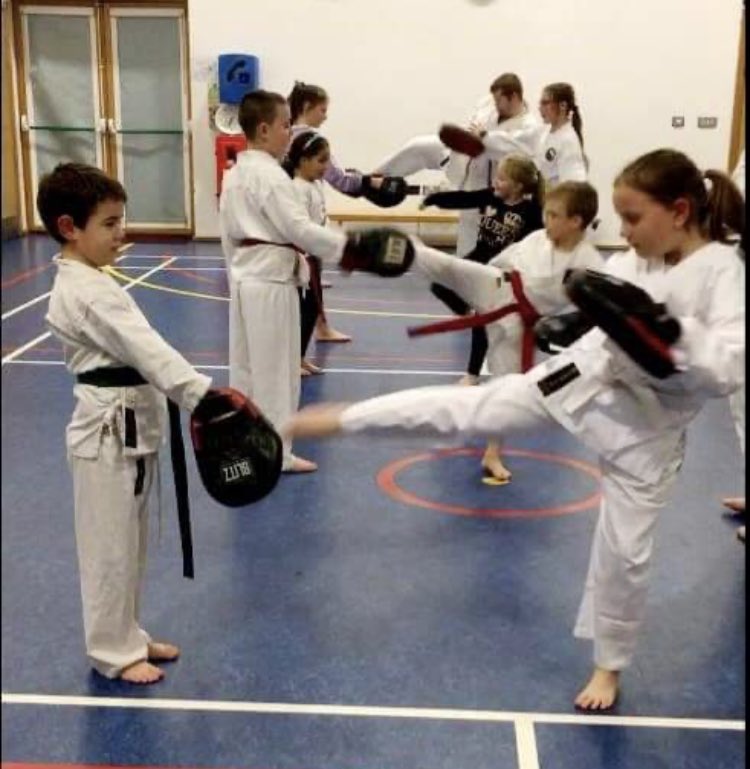 DoryokuRyu's tweet photo. Training in Plymouth last night 👍 #focuspads #karateplymouth https://t.co/V4pp4Q7ZnO