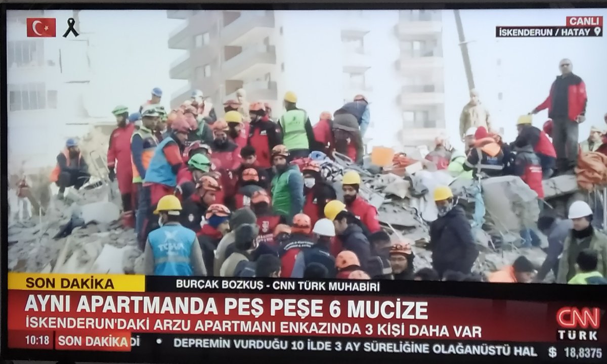 Más de cuatro días después del #terremoto de #Turquía, se ha alcanzado a una familia de 9 miembros bajo el apartamento Arzu de Alejandreta. ¡Viven! Ya han sacado a seis 💪💪💪