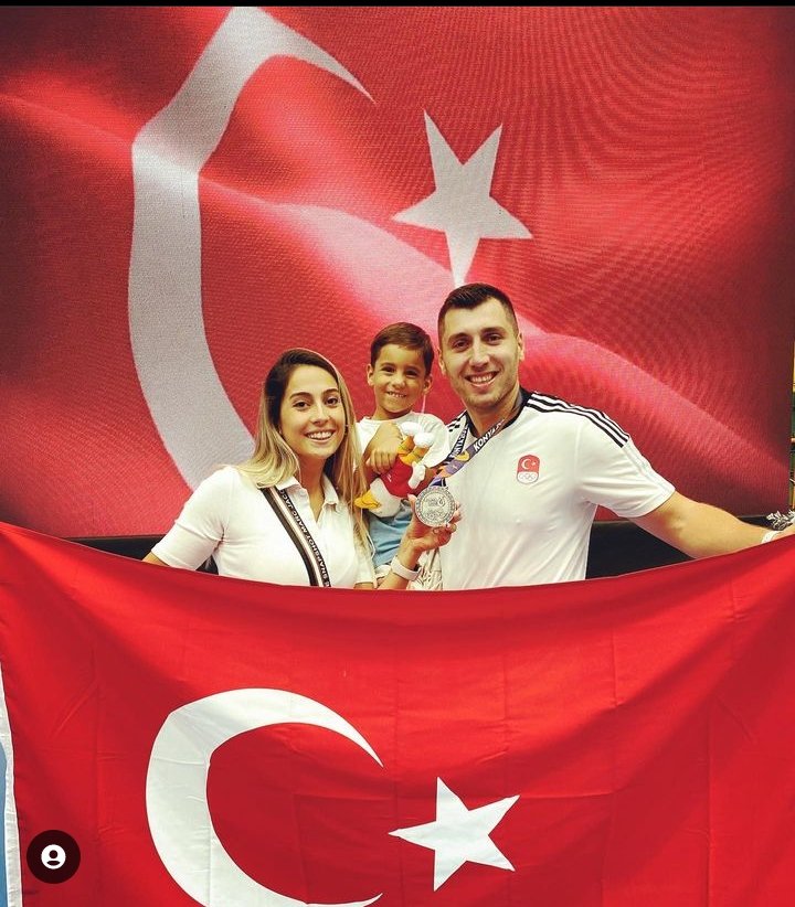 Hentbol milli takım sporcumuz 4 gündür #hatayronesansrezidance enkazın altında. Bu kadar büyük bir siteye nasıl ulasilamaz.  <a href="/AFADBaskanlik/">AFAD</a> @AKUT_Dernegi @FOXhaber <a href="/HaberGlobal/">Haber Global</a> <a href="/HaberturkTV/">Habertürk TV</a> <a href="/cnnturk/">CNN TÜRK</a> <a href="/tv100/">TV100</a> <a href="/halktvcomtr/">Halk TV</a> <a href="/AtvHaberTurkiye/">Atv Haber</a> <a href="/KanalD/">Kanal D</a> <a href="/ShowTV/">Show TV</a> <a href="/tgrthabertv/">TGRT HABER</a>