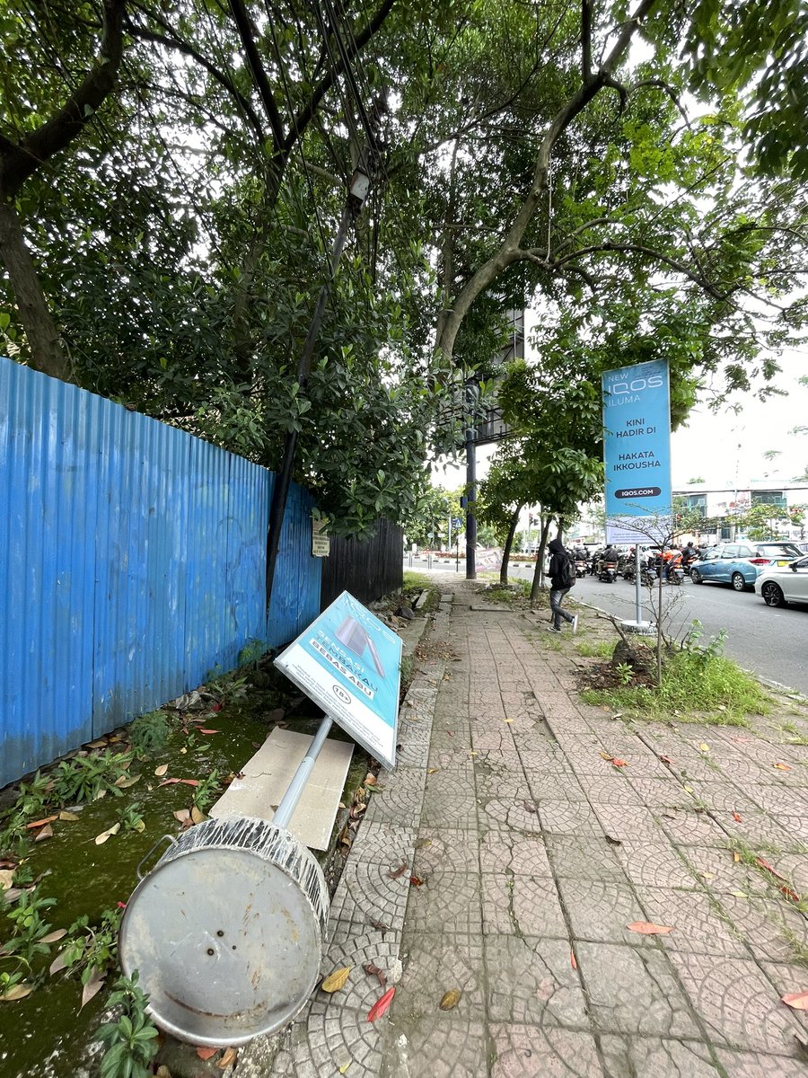 ehvnx's tweet photo. min ada papan iklan yang sempet jatuh ke jalan di daerah laswi @PRFMnews https://t.co/yNDITUVtZk