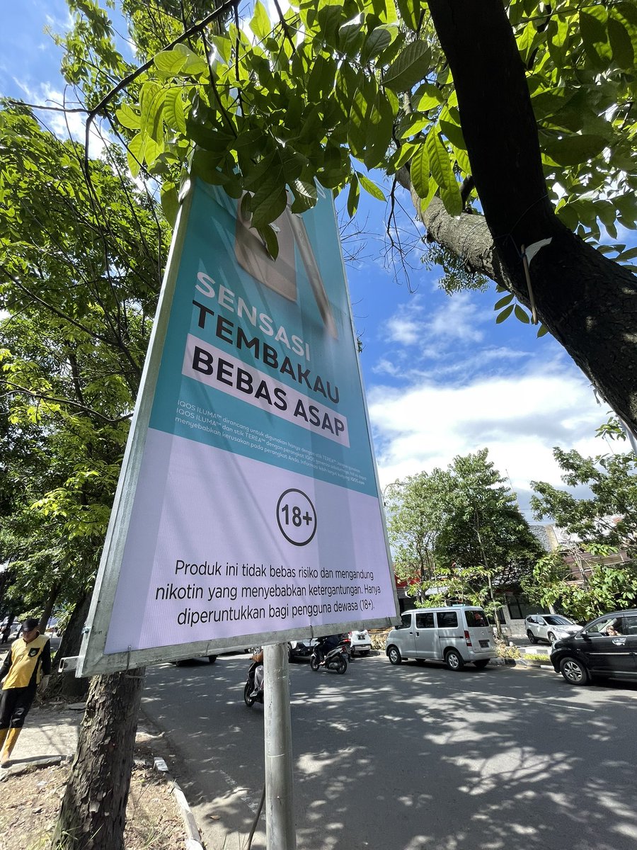 ehvnx's tweet photo. min ada papan iklan yang sempet jatuh ke jalan di daerah laswi @PRFMnews https://t.co/yNDITUVtZk