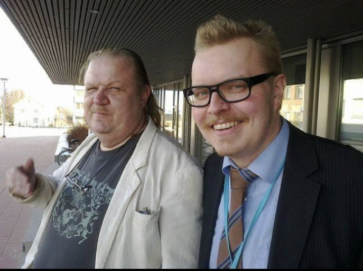 Jope Ruonansuusta dokumentti ensi-illassa. Usein sain taiteilijaa haastatella. Huippukohta oli kun pääsin Kari Väänäsen ohjaamaan Taivaan Tulet tvsarjaan näyttelemään samoissa kohtauksissa Jopen kanssa. #jope #joperuonansuu #taivaantulet #Samontein #Valtavaatouhua