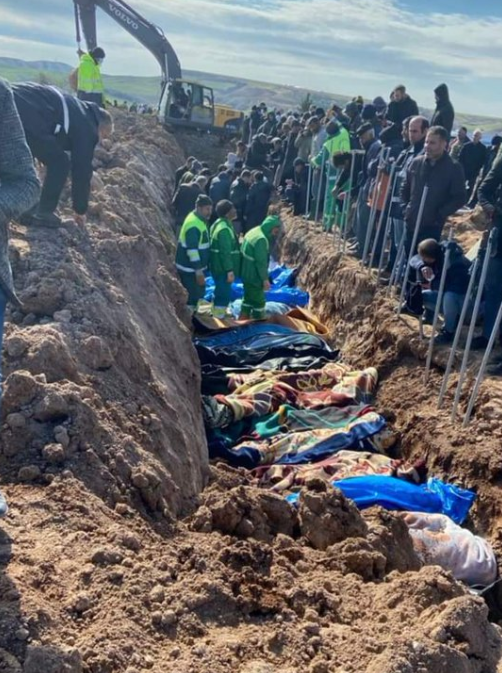 ekinhaleplii's tweet photo. İnsanımıza böyle ölmek de böyle gömülmek de yakışmadı. 

20 Şubat OHAL Haluk Levent Ahmet Hakan Yazıklar Bugün 5 Adıyaman'da Ayıp Pudra #istifa #AhbapDernegi Kürdistan İğrenç https://t.co/h42hS19u21