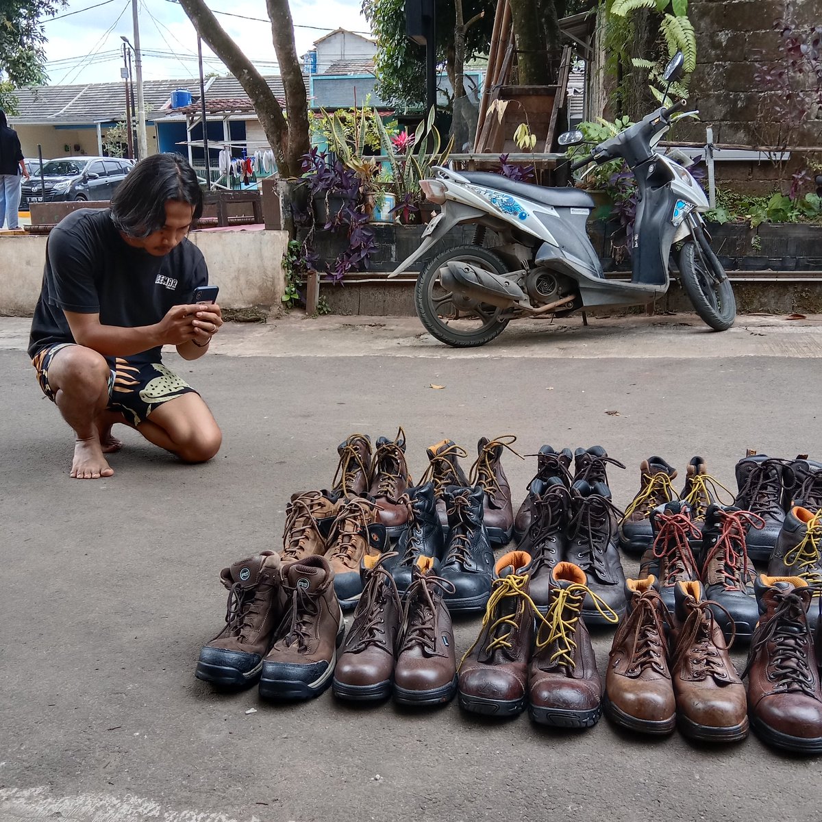215Almalik's tweet photo. Jangan berbicara tentang bisnis jika masih masak mie harus buka bungkusnya, siapkan air yang mendidih, masukan mie kedalam air yang mendidih, siapkan mangkok dan bumbunya, tuangkan mie yang sudah matang kedalam mangkok, sajikan selagi hangatttt https://t.co/P2gKNUmaef