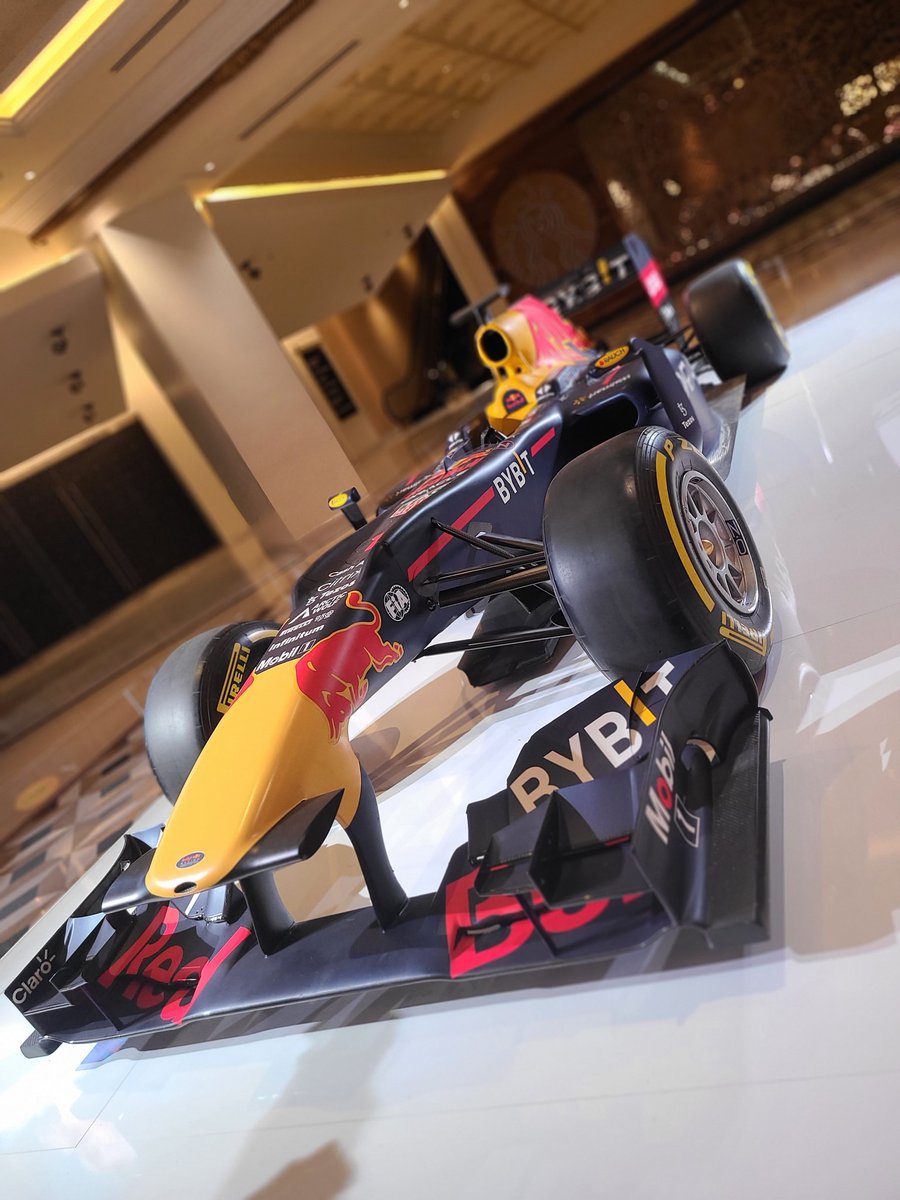 worsttourguide's tweet photo. #redbull #Formula1 car at the #Venetian #lasvegas https://t.co/WjvEL8Pu6k