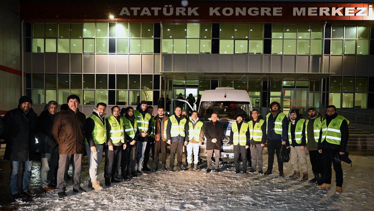 kocatepeuniv's tweet photo. Üniversitemizin Hatay Kırıkhan’da kuracağı mobil aşevinde görev yapacak personelimizden oluşan ekip ile mutfak ve gıda malzemelerinden oluşan tır Atatürk Kongre Merkezinden Rektörümüz @Karakas1969 ile AKÜ akademik ve idari personeli tarafından uğurlandı. https://t.co/3ftA8Hw6Zf