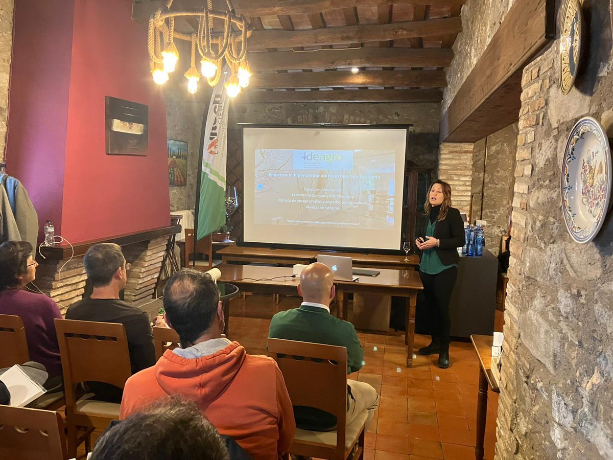 AlexiaStellfeld's tweet photo. Jornada de #saluddesuelo y #microorganismos en la que fui invita por @AlltechSpain y @agrosalvi en #Girona! Muchas gracias por invitarnos @ideagro #soilhealth #IdeagroInnova #SomosIdeagro https://t.co/5k2MplAHVX