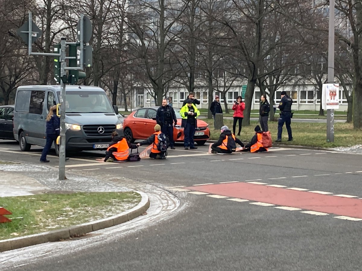 der_wolf_aus_dd's tweet photo. Polizei ist jetzt vor Ort und wird die Versammlung auflösen. Insgesamt recht friedlich die Stimmung, keine tätlichen Angriffe  auf die Demonstrierenden durch Autofahrende. #dd1002 https://t.co/QVenb8I1IQ