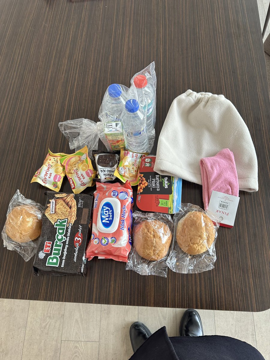 Şu güzelliğe bakar mısınız?
Arkadaşlarımız kadın ve erkekler için ayrı ayrı “yaşam çantası” hazırlamış.
Varolsunlar.