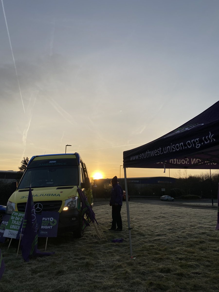 Sunrise at an Ambulance staff picket in Filton - for another day of strike action. The General Sec of ⁦@unisontheunion⁩ ⁦@cmcanea⁩ will be live on ⁦@BBCRB⁩ shortly.