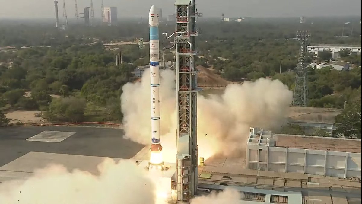 ISROSpaceflight's tweet photo. First launch of 2023 + first successful launch of SSLV 🎯
India has made its entry into the small sat launcher industry! Looking forward to SSLV emerging as ISRO's new workhorse. #ISRO #SSLVD2 https://t.co/JO6faSy86y