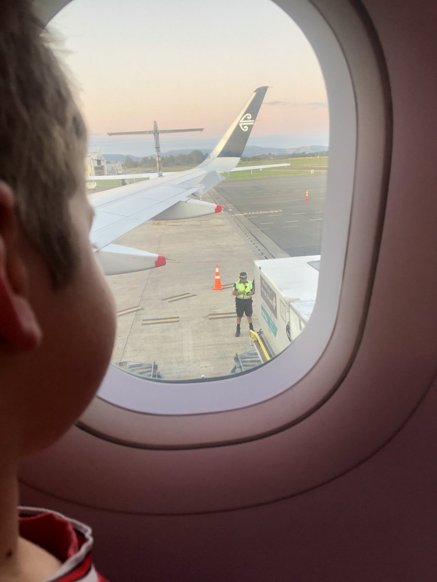 benthehammer's tweet photo. Shoutout to the @FlyAirNZ ground crew staff at @DunedinAirport driving the luggage conveyor for our NZ691 flight this evening- my 5 yr old son loved the interaction through the window with him - top class service made this little guys day! https://t.co/R2JdsZplwL