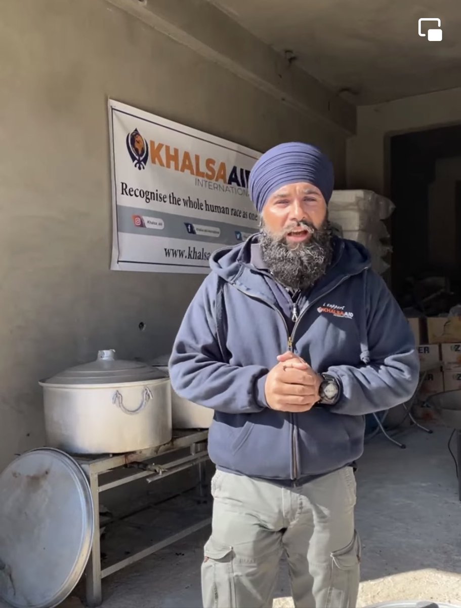 marcuslapsa's tweet photo. @Khalsa_Aid teams from Uk and Iraq already In Turkey. Distribution of 3,500 blankets and serving hot food. Getting aid direct to the front line please donate if your able . https://t.co/WfKIlyuDb7 https://t.co/KhC0FQilEA
