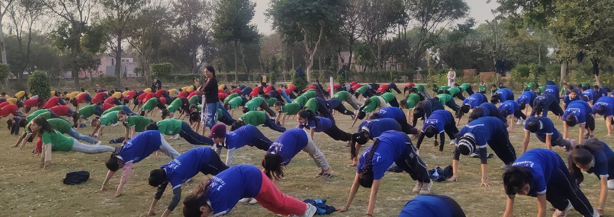 #75LakhSuryaNamaskar अभियान के अन्तर्गत <a href="/JNV_Fatehabad/">PM SHRI JNV FATEHABAD HR</a> में सूर्य नमस्कार कार्यक्रम का आयोजन किया गया, जिसमें विद्यालय के 550 विद्यार्थियों तथा कर्मचारियों ने भाग लिया। कार्यक्रम में विद्यार्थियों से सूर्य नमस्कार की उपयोगिता एवं स्वास्थ्य लाभों को सांझा किया। @CommissionerNVS