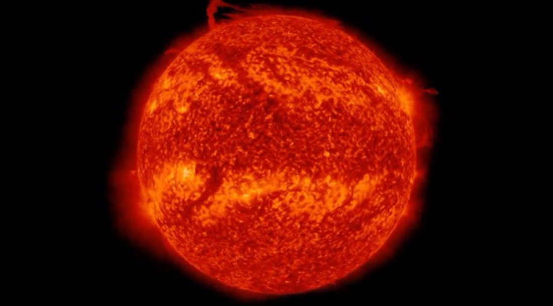 DailyLoud's tweet photo. Piece of the Sun breaks off surface and stuns scientists ☀️😳 https://t.co/8xTbVnBgkX
