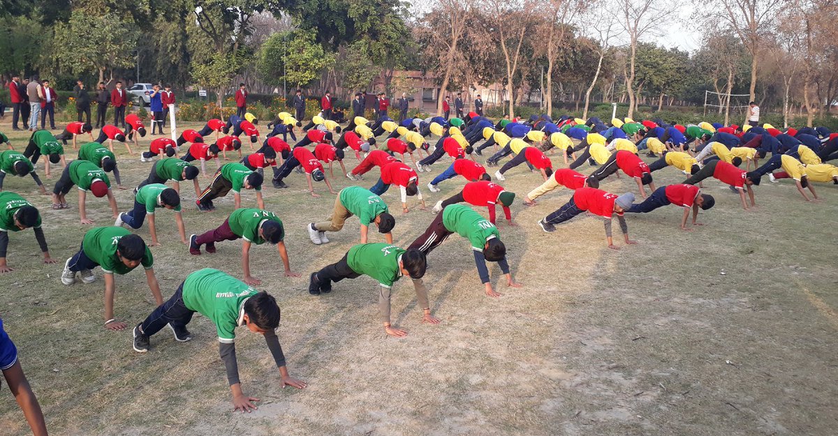 आयुर्वेदिक चिकित्सा अधिकारी डॉ. राजेश सरदाना ने कहा कि धरती पर सूर्य ही ऊर्जा का एकमात्र स्त्रोत है और जीवन का कारण है। प्राचार्य <a href="/AnupSinghYadav/">Anup Singh Yadav</a> ने सूर्य नमस्कार व दैनिक जीवन में योग की आवश्यता पर बल दिया। उन्होंने बताया कि स्वस्थ शरीर में ही स्वस्थ मस्तिष्क निवास करता है।