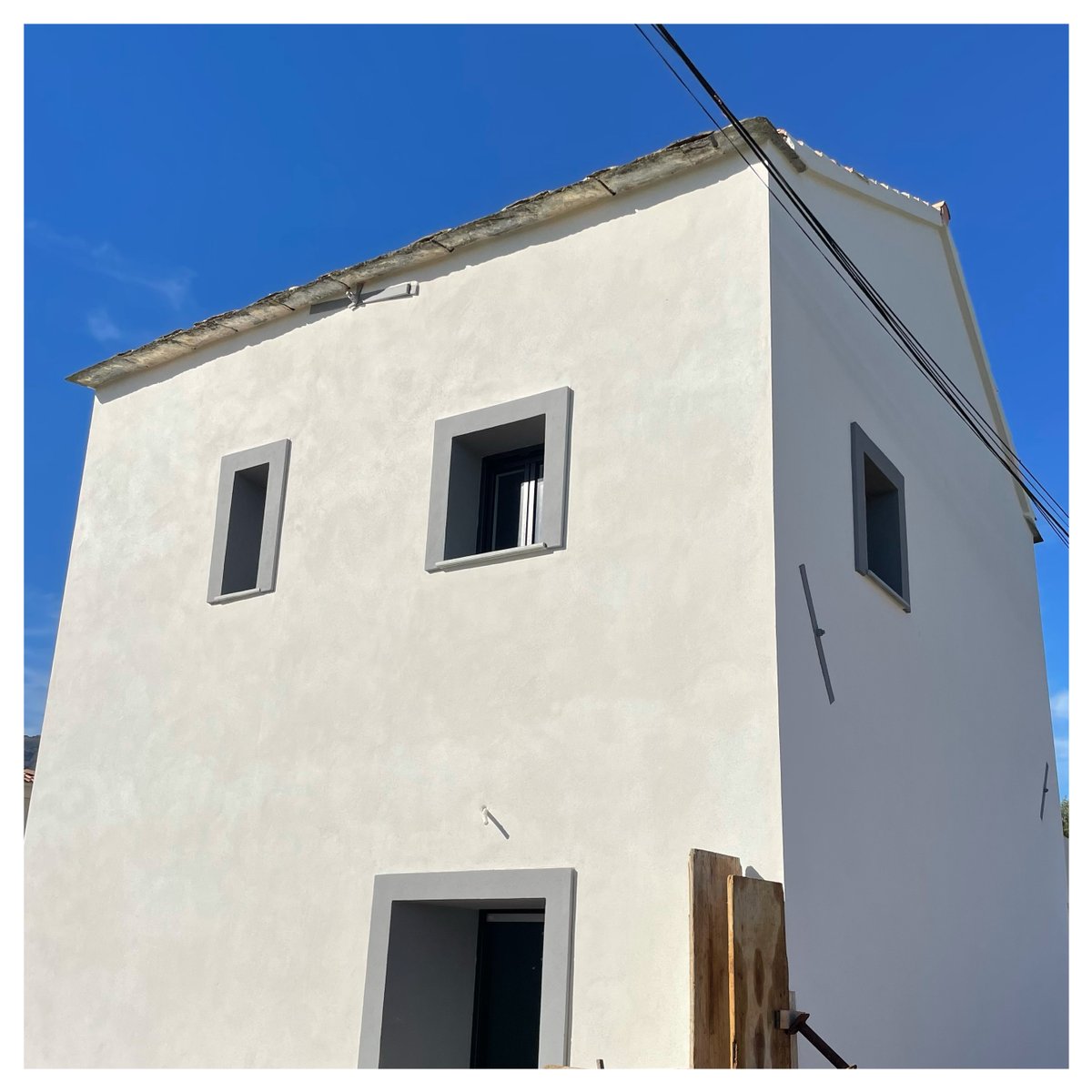 SOCODIP1's tweet photo. Quoi de mieux qu'un ciel ensoleillé pour admirer cette magnifique maison ?
Façade réalisée en Monopass gf, encadrement de fenêtre en Façacryl Hydro, clefs en Sofraneuf. 
On adore la finition talochée !
La Socodip ravale vos façades depuis 1978... https://t.co/ZduF2vAkuY