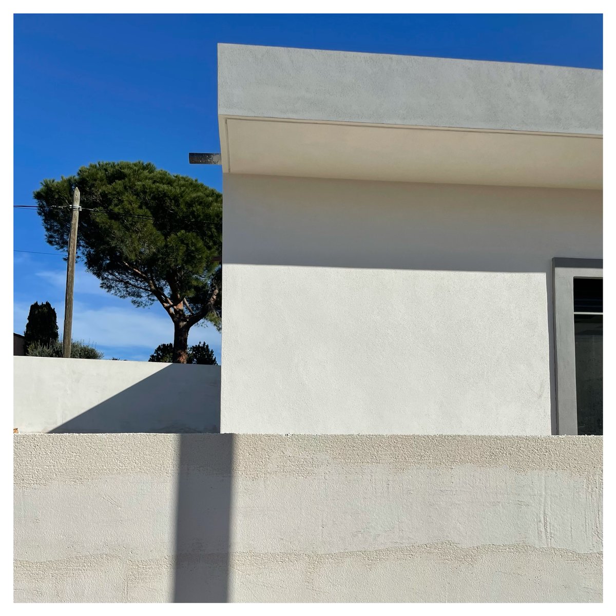 SOCODIP1's tweet photo. Quoi de mieux qu'un ciel ensoleillé pour admirer cette magnifique maison ?
Façade réalisée en Monopass gf, encadrement de fenêtre en Façacryl Hydro, clefs en Sofraneuf. 
On adore la finition talochée !
La Socodip ravale vos façades depuis 1978... https://t.co/ZduF2vAkuY