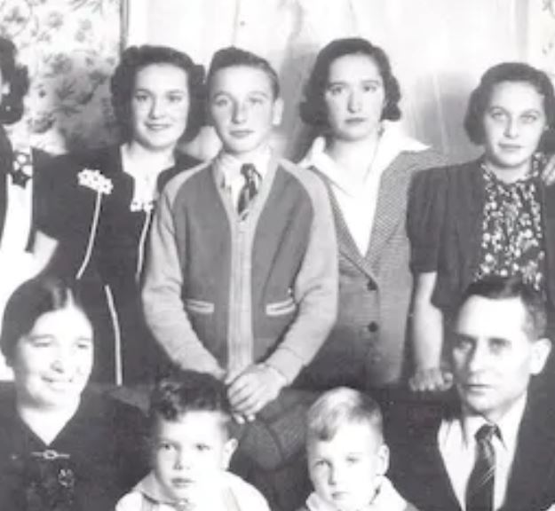 EnjoyLaterLife's tweet image. Genealogy could be a great way to while away a rainy afternoon - do you know your family history?  These tips from Society of Genealogists for starting your family tree include working backwards and checking online resources. #EnjoyLaterLife
sog.org.uk/learn/guides