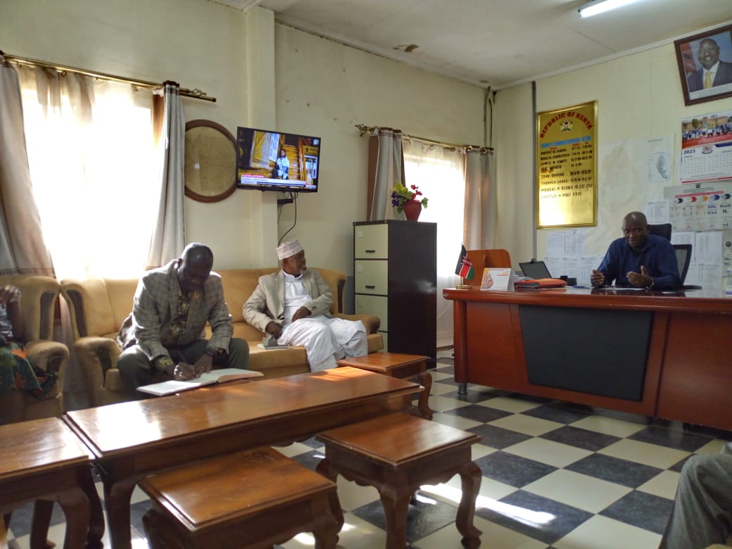 PPReforms_Ke's tweet photo. Courtesy call to Kitui County Commissioner Mr. Mbui, by taskforce members Mr. Hassan Mohammed and Mr. Joash Dache, this morning. They discussed issues regarding the activities of the taskforce in the county.
#TeamKitui
#PoliceAndPrisonReforms
@NPSOfficial_KE
@PrisonsKe https://t.co/Z9AJqc4xpv