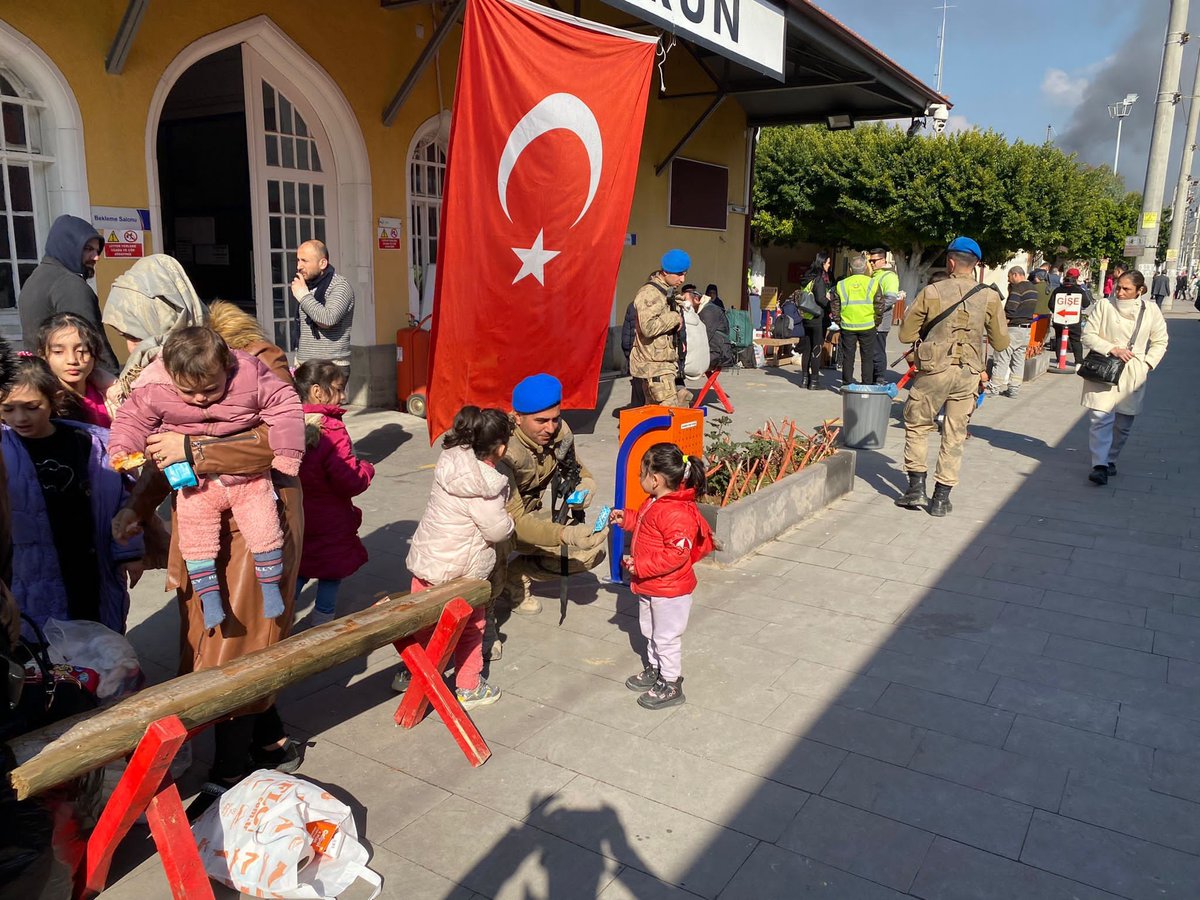 AFADBaskanlik's tweet photo. Afet bölgesinden tahliyelerimiz #AFAD koordinasyonunda devam ediyor.

@jandarma tarafından oluşturulan tahliye noktalarından yürütülen tahliye çalışmalarında şimdiye kadar;

✅ Karayolu
✅ Demiryolu
✅ Havayolu 

aracılığıyla toplam 7️⃣5️⃣.7️⃣8️⃣0️⃣ vatandaşımız tahliye edilmiştir. https://t.co/CHxNoeDSm6