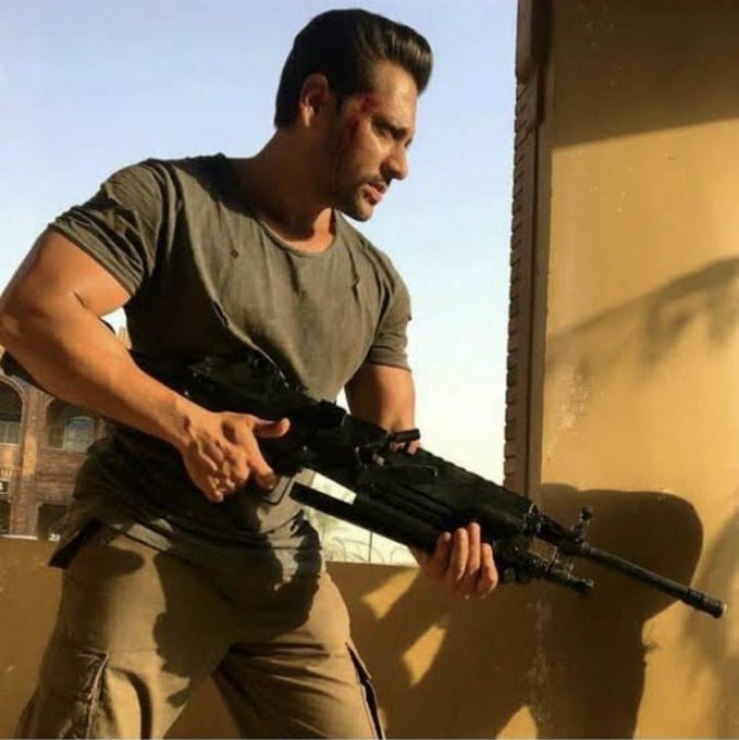 SRKzBruce's tweet photo. Nothing Just #Salmankhan Doing action scenes 😂😂😭 https://t.co/s6fSiCCZc3