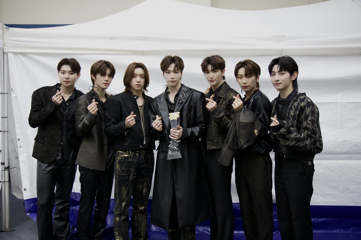 [📷][#BLISHOT] 

#블리처스 #30주년한터뮤직어워즈2022
블루밍 상 수상🏆 

#Fridaynight 블리처스가 나가 신다! 

블리처스 ♥︎ 블리
앞으로도 사랑이 피어나는 날들만 가득 만들기 약속💗

블리!!!!!! 사랑해🥰
  
#BLITZERS
#한터뮤직어워즈 #HanteoMusicAwards