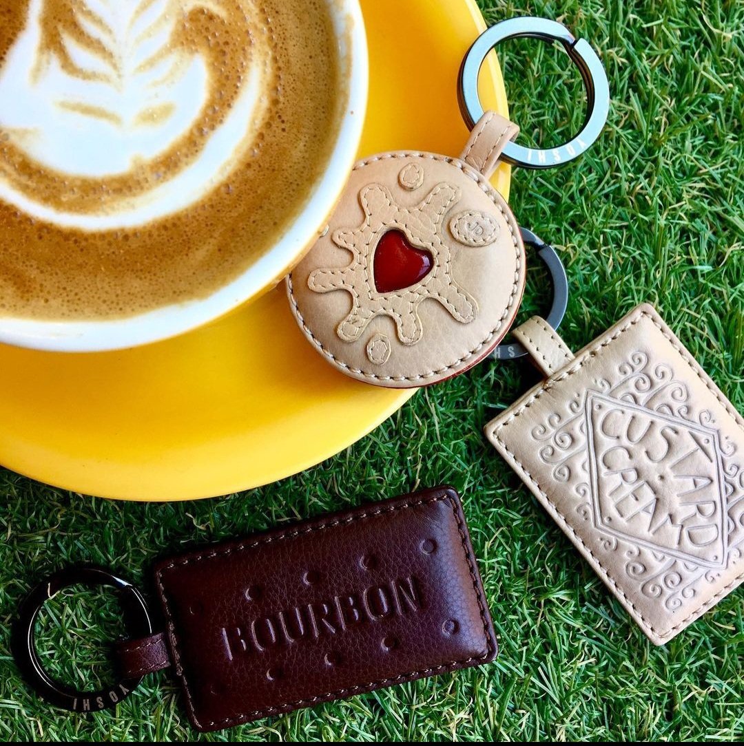 ❤️SWEETS FOR MY SWEETS❤️ Give a gift they will use every day. 📸@yoshigoods 🍪 💟 🍪 #JammyDodgerKeyring #BourbonBiscuitKeyring #CustardCreamKeyring #BiscuitLove #UniqueGifts #HandCraftedLeather #GiftsForHer #GiftsForHim #HelloWinchester #WinchesterIndependents #EclecticHound