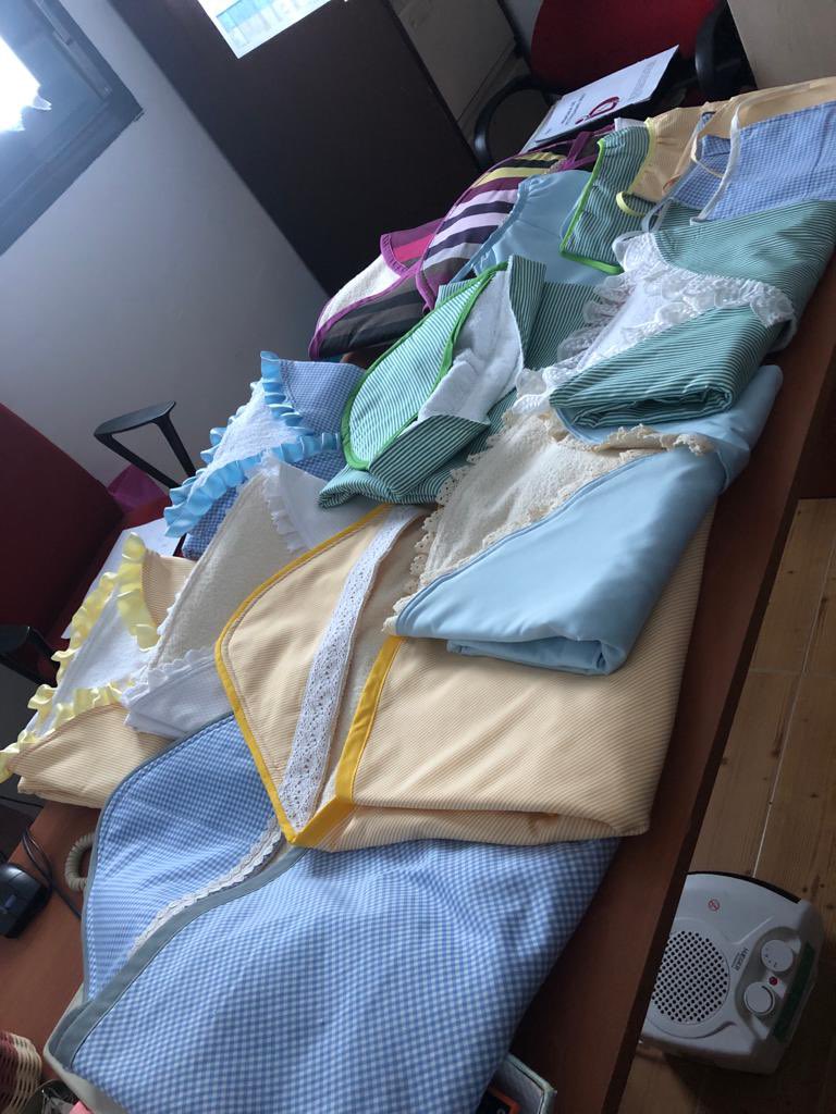 Qué grandes amigos y amigas tenemos en esta asociación. Una de ellas, Charo. Nos ha donado estos arrullos , capotas de baño y baberos. Todo es bienvenido aquí si se halla en buen estado. ¡Gracias de 💚!