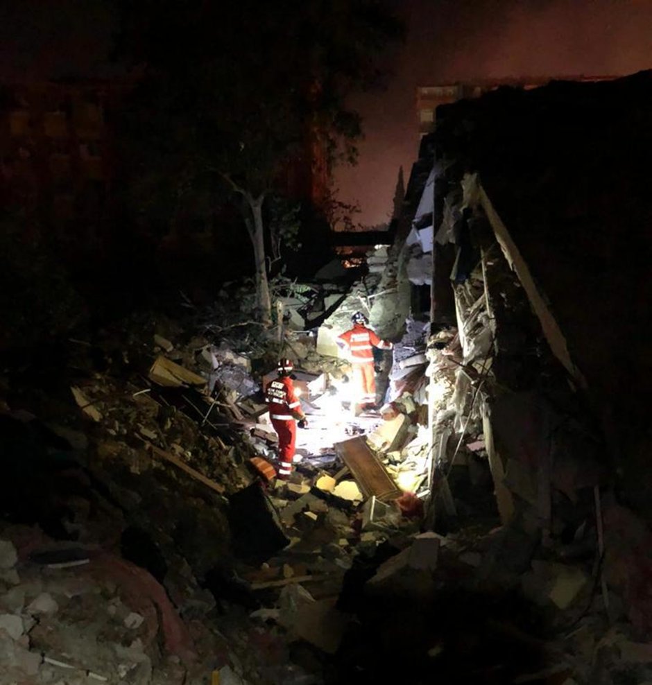 #UKISAR team completed a rescue of a 2 yr old girl, 30 yr old female and a 35 yr old male. 

The individuals have been rescued after spending 101 hours under rubble following the deadly earthquake.

 #UKISAR team handed the survivors over to medics for treatment. 

#rescue 🙏