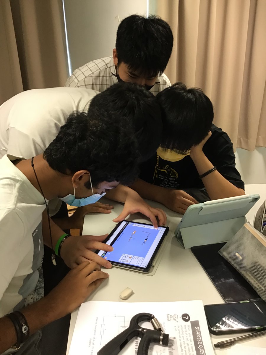 AL uses divergent thinking: Yr 12 physicists work in groups using simulation as a tool 4 engagement to develop  own understanding  of int. resistance, terminal pd, emf &amp; lost volts. Enthusiasm makes learning memorable! #HIS_learning <a href="/HELPISKL/">HELP International School</a>  <a href="/HISScienceNow/">HISScience</a> <a href="/HISSixthform/">HELP International School SixthForm</a>