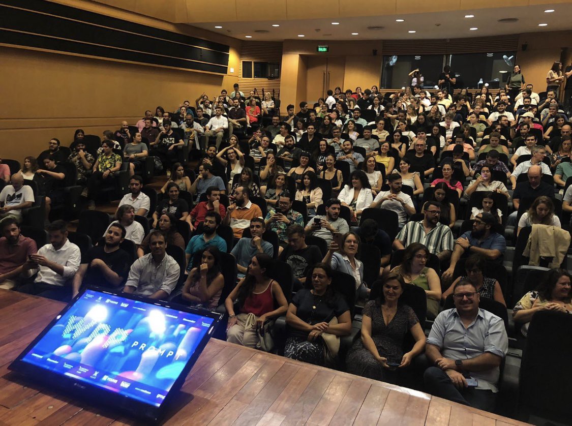 Pirizma's tweet image. Hoy más de 300 integrantes de las empresas socias de WPP en Uruguay, comenzaron un ciclo de capacitación en Inteligencia Artificial. #WPPUruguay_IA @mindshare_uy @WavemakerUy @GroupMWorldwide @emglobal @XaxisTweets @VMLYRUruguay @WunThompsonMVD @WTStudiosUY @BCWUruguay
