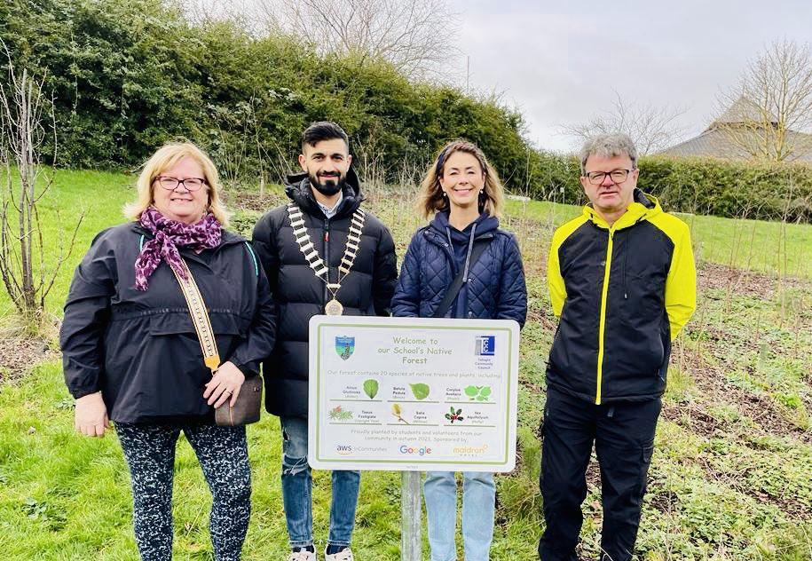 TallaghtComCo's tweet image. A warm welcome to @ZakmoradiGAA and our friends in #AWSinCommunities and @Google from St Kevins Boys school in #Tallaght today. 12 months of growth in their school forest 🌳 and more to come 🎶🎶🌱 @GreenSchoolsIre @TidyTownsIre
