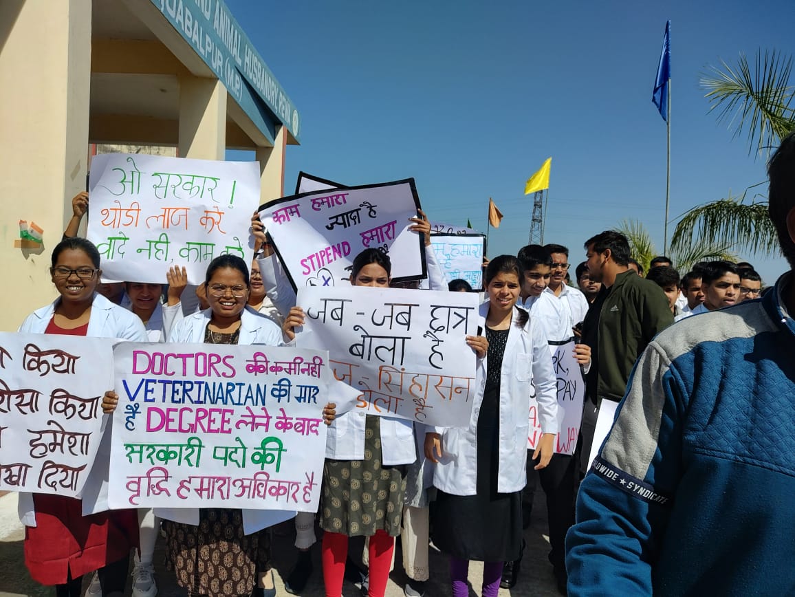 Suneel Shukla (@suneels49437388) on Twitter photo जननायक पशु चिकित्सकों की आवाज सुनो
#increaseMPvetStipend <a href="/ChouhanShivraj/">Shivraj Singh Chouhan</a> <a href="/JM_Scindia/">Jyotiraditya M. Scindia</a>
<a href="/OfficeOfKNath/">Kamal Nath</a> <a href="/mpdahd/">Directorate of Animal Husbandry Madhya Pradesh</a> <a href="/drnarottammisra/">Dr Narottam Mishra</a> <a href="/aajtak/">AajTak</a> <a href="/zeenews/">Zee News</a> <a href="/news18mp/">News18 MadhyaPradesh</a> <a href="/RewaCollector/">Collector Rewa</a> पशु चिकित्सक एकता जिंदाबाद✌
आज नहीं तो कल, हम हमारा हक लेकर ही उठेंगे साहब, जननायक पशु चिकित्सकों की आवाज सुनो
#increaseMPvetStipend <a href="/ChouhanShivraj/">Shivraj Singh Chouhan</a> <a href="/JM_Scindia/">Jyotiraditya M. Scindia</a>
<a href="/OfficeOfKNath/">Kamal Nath</a> <a href="/mpdahd/">Directorate of Animal Husbandry Madhya Pradesh</a> <a href="/drnarottammisra/">Dr Narottam Mishra</a> <a href="/aajtak/">AajTak</a> <a href="/zeenews/">Zee News</a> <a href="/news18mp/">News18 MadhyaPradesh</a> <a href="/RewaCollector/">Collector Rewa</a> पशु चिकित्सक एकता जिंदाबाद✌
आज नहीं तो कल, हम हमारा हक लेकर ही उठेंगे साहब,