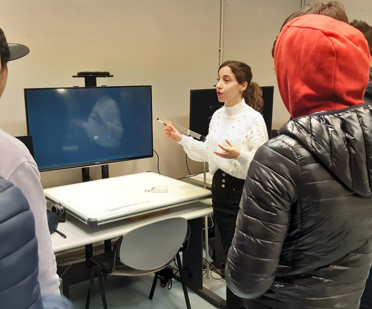 medsp_team's tweet photo. Gli #studenti dell'Istituto di istruzione superiore 'Dionigi Scano' di #Cagliari - indirizzo #informatica e #telecomunicazioni - 
sono in visita al nostro laboratorio
#MeDSP! 🔬👩‍🔬🔌 https://t.co/Gh8euZyLfO