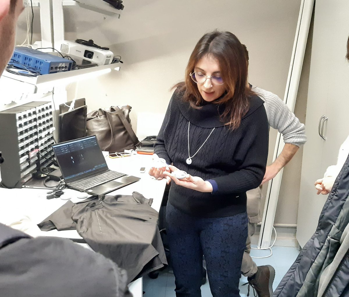 medsp_team's tweet photo. Gli #studenti dell'Istituto di istruzione superiore 'Dionigi Scano' di #Cagliari - indirizzo #informatica e #telecomunicazioni - 
sono in visita al nostro laboratorio
#MeDSP! 🔬👩‍🔬🔌 https://t.co/Gh8euZyLfO