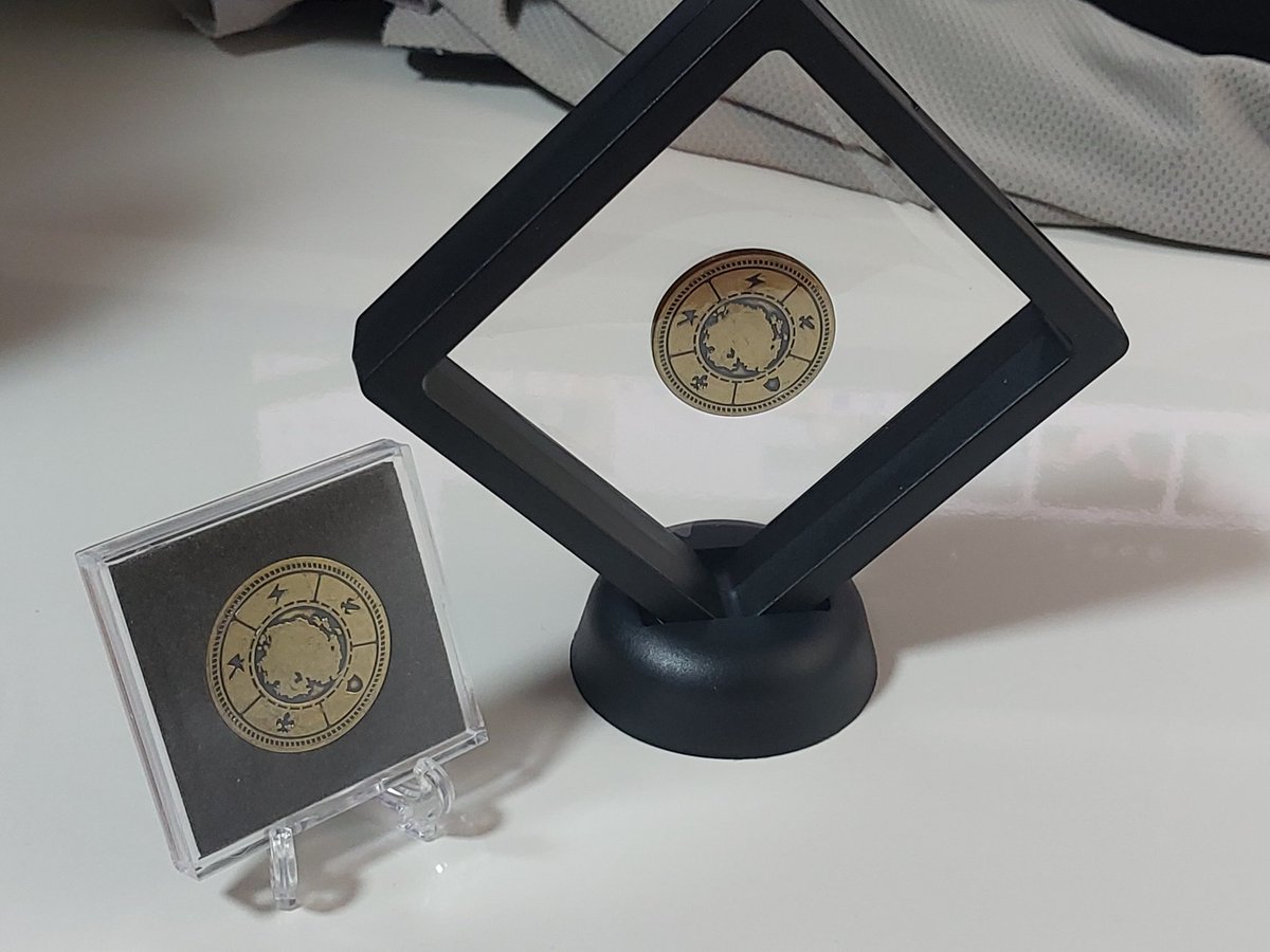 コインケースつけといてなんですが キャンドゥ（百均）のディスプレイスタンドの紹介 入れたものが浮いているように見え 両面が見える  ゴミっぽくおもえる両面粘着のヤツは スタンドくぼみの角が当たるところに貼ると吉 売ってる百均 ダイソー❌ セリア❌ キャンドゥ⭕