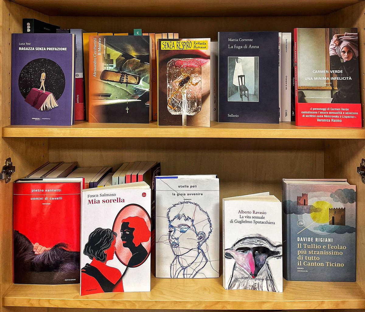 Il Festival di #Sanremo sta per finire, ma ci pensiamo noi a darvi qualcos'altro per cui fare il tifo: finalmente possiamo svelarvi i dieci titoli che si contenderanno il #premioPOP23! 

Questa è la nostra #POPTen📚