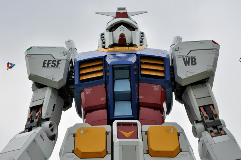 あくまで個人的な主観ですが、RX-78のラインって、力強くてかつ柔らかさのあるモノだと思っています。ナイフみたいに尖ってさわるもの皆傷つけるようなモノではないと。 