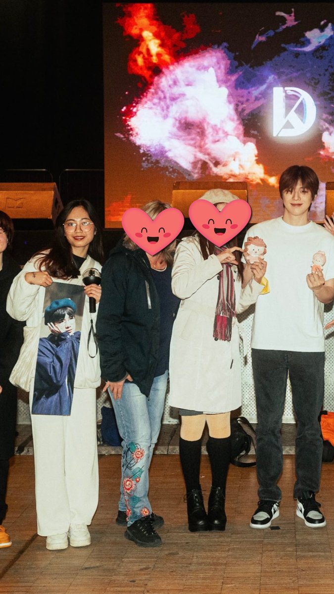 hg_nhan98's tweet photo. ฤu concert แป Chรขu รu tรญnh ra cลฉng nhร n๐คฃ. Ngรกo ngฦก khรดng chแบกy ra ฤแปฉng gแบงn anh nhฦฐng ฤฦฐแปฃc nแบฏm tay anh bรฉ lร tuyแปt rแปiโค๏ธ. #FirstParadeinBerlin #KANGDANIEL #KANGDANIELinBerlin #๊ฐ๋ค๋์ https://t.co/a02PNDVAte