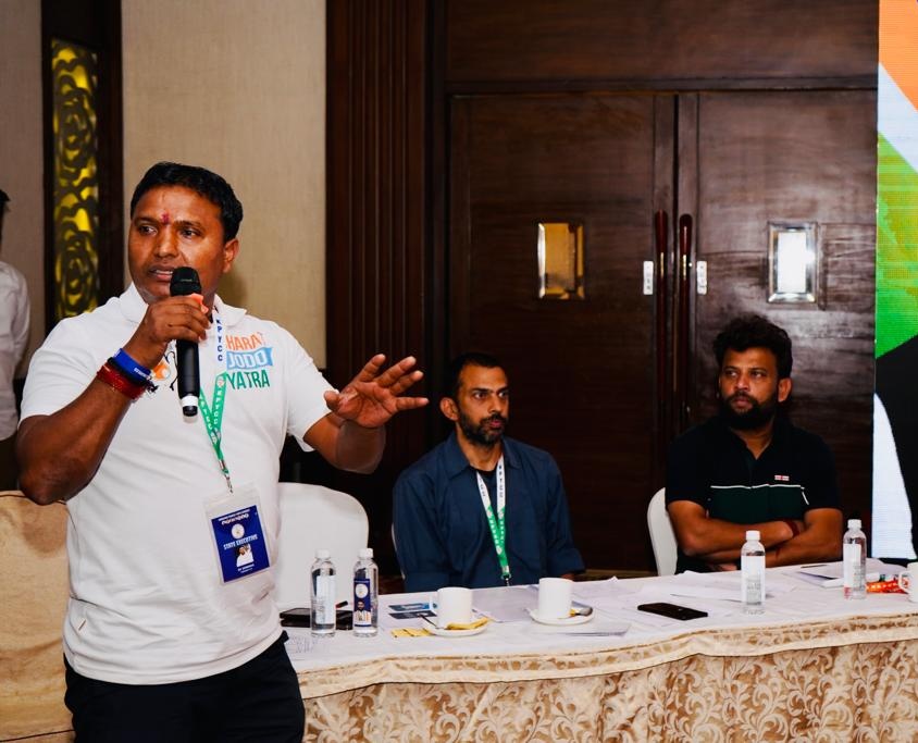IYC's tweet photo. IYC president Shri @srinivasiyc Ji addressed young leaders of @IYCKarnataka and discussed the preparations for upcoming assembly elections at the ongoing state executive meeting of Karnataka Pradesh Youth Congress in Bengaluru.

Karnataka is ready for Congress once again ! https://t.co/hCvdarFA8l