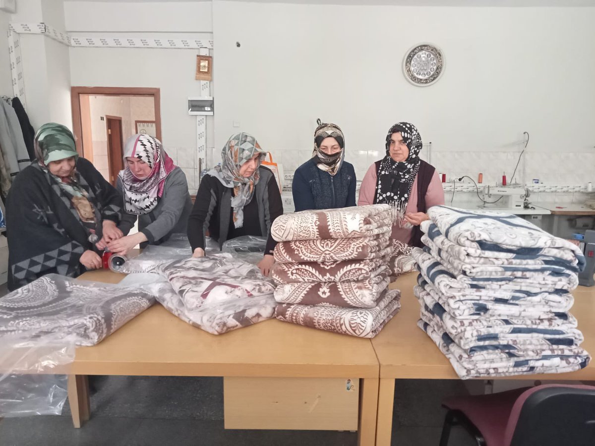 Palandokenhem's tweet photo. Giyim Üretim Teknolojisi usta öğreticimiz ve kursiyerler tarafından deprem bölgelerine gönderilmek üzere battaniye ve polar eşofman üretimi yapıldı. @YaviliogluE @skaygusuz @KrpnrSeyfullah @hayatboyuailesi @Erzurum_Mem @tcmeb https://t.co/pnx31L3VJU