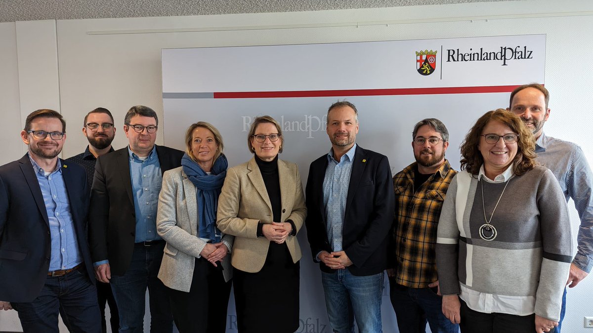 vbe_rp's tweet photo. #höchstezeitfürschule🟢👍

🟢Im Austausch mit Frau Dr. Hubig🟢

#bildung #zukunft #gestalten #schule 
@Bildung_RLP 👍 https://t.co/ZkogQDGwQU