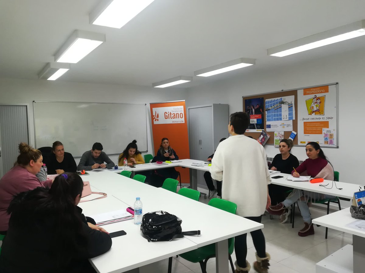 gitanos_org_CYL's tweet photo. Las/os participantes del PROGRAMA INSERRENTA 22/23 #Zamora, inmersos en los trámites por internet. "Ser digital, es avanzar". #FondosEuropeos @jcyl https://t.co/bWTc3k5p4Q